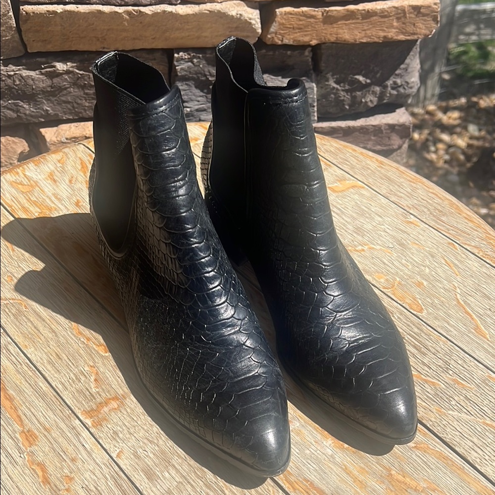 Donald Pliner Black Dyla Chelsea Vintage Python Leather Boots Size 9